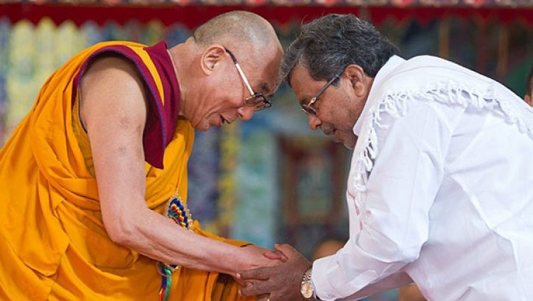 Seine Heiligkeit der Dalai Lama mit dem Ministerpräsidenten von Karnataka, Siddaramaiah, während der Feierlichkeiten zum 78. Geburtstag Seiner Heiligkeit im Kloster Sera Je in Bylakuppe, Karnataka, Indien am 6. Juli 2013. Foto: Tenzin Choejor