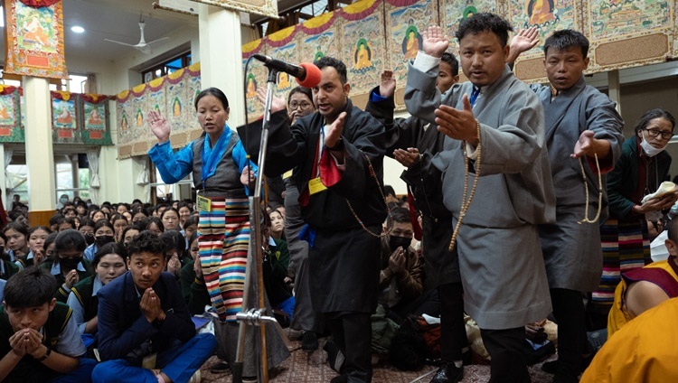 Laien aus der buddhistischen Klasse von Dharamsala diskutieren über buddhistische Philosophie vor Beginn des zweiten Tages der Unterweisungen Seiner Heiligkeit des Dalai Lama für tibetische Jugendliche im tibetischen Haupttempel in Dharamsala, Indien, am 31. Mai 2023. Foto: Tenzin Choejor