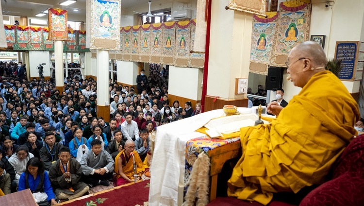 Seine Heiligkeit der Dalai Lama bei seiner Ansprache am zweiten Tag seiner Unterweisungen für die tibetische Jugend im tibetischen Haupttempel in Dharamsala, Indien, am 31. Mai 2023. Foto: Tenzin Choejor