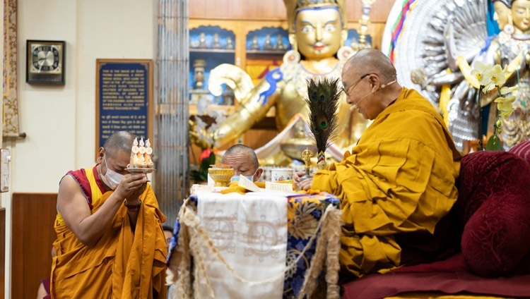 Ein Namgyal-Mönch assistiert Seiner Heiligkeit dem Dalai Lama bei Ritualen während der Manushri-Erlaubnis im tibetischen Haupttempel in Dharamsala, HP, Indien am 31. Mai 2023. Foto: Tenzin Choejor