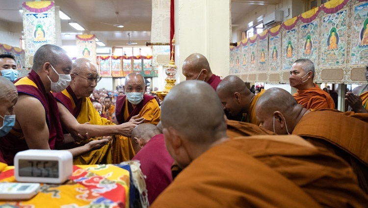 Seine Heiligkeit der Dalai Lama begrüßt eine Gruppe von Theravada-Mönchen im tibetischen Haupttempel, um seine Unterweisung zum Gedenken an die Geburt und Erleuchtung Buddhas zu geben. In Dharamsala, HP, Indien am 4. Juni 2023. Foto: Tenzin Choejor.