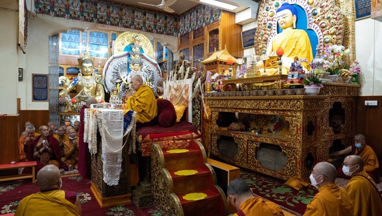 Seine Heiligkeit der Dalai Lama richtet sich an die versammelte Gemeinde, die seine Saga Dawa Lehre im tibetischen Haupttempel besucht. In Dharamsala, HP, Indien am 4. Juni 2023. Foto: Tenzin Choejor.