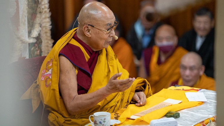 Seine Heiligkeit der Dalai Lama kommentiert "Acht Verse zur Schulung des Geistes", das Thema seiner Saga Dawa Belehrung im Haupttempel in Dharamsala, HP, Indien am 4. Juni 2023. Foto: Tenzin Choejor