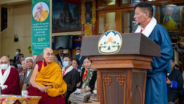 Sikyong Penpa Tsering spricht bei den Feierlichkeiten zum 88. Geburtstag Seiner Heiligkeit des Dalai Lama im Hof des tibetischen Haupttempels in Dharamsala, HP, Indien, am 6. Juli 2023. Foto: Tenzin Choejor