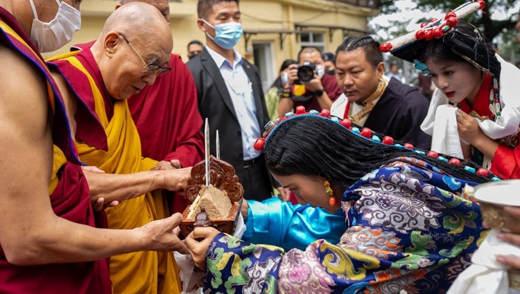 Seine Heiligkeit der Dalai Lama wird bei seiner Ankunft im Hof des tibetischen Haupttempels mit dem traditionellen "Chema Changphu" beschenkt, um an den Feierlichkeiten zu seinem 88. Geburtstag in Dharamsala, Indien, am 6. Juli 2023 teilzunehmen. Foto von Tenzin Choejor