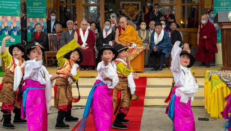 Kinder der TCV Day School in McLeod Ganj bei einer Aufführung während der Feierlichkeiten zum 88. Geburtstag Seiner Heiligkeit des Dalai Lama im Hof des tibetischen Haupttempels in Dharamsala, HP, Indien, am 6. Juli 2023. Foto: Tenzin Choejor