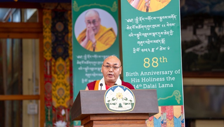 Khenpo Sonam Tenphel, Sprecher des tibetischen Parlaments im Exil, spricht zur Menge bei den Feierlichkeiten zum 88. Geburtstag Seiner Heiligkeit des Dalai Lama im Hof des tibetischen Haupttempels in Dharamsala, Indien, am 6. Juli 2023. Foto: Tenzin Choejor