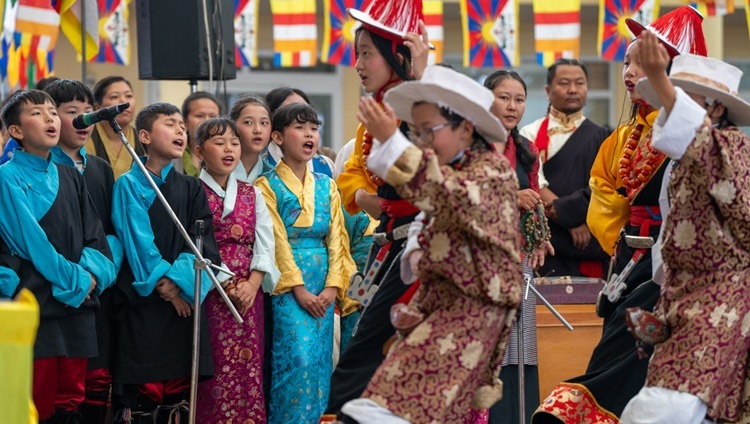 Kinder der Modellschule Mewoen Tsuglag Petoen bei einer Aufführung während der Feierlichkeiten zum 88. Geburtstag Seiner Heiligkeit des Dalai Lama im Hof des tibetischen Haupttempels in Dharamsala, HP, Indien, am 6. Juli 2023. Foto: Tenzin Choejor
