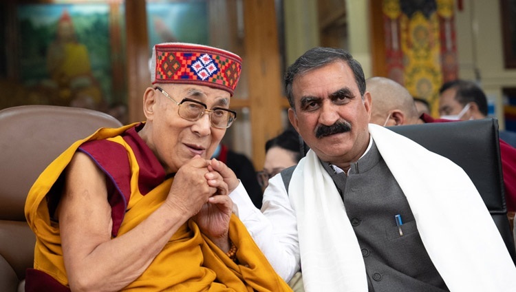Seine Heiligkeit der Dalai Lama und der Chief Minister von Himachal Pradesh, Sukhvinder Singh Sukhu, gemeinsam bei den Feierlichkeiten zum 88. Geburtstag Seiner Heiligkeit im Hof des tibetischen Haupttempels in Dharamsala, Indien, am 6. Juli 2023. Foto: Tenzin Choejor