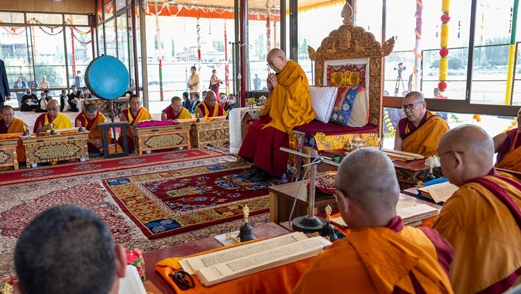 Seine Heiligkeit der Dalai Lama schließt sich Mönchen an, die ein Kalachakra-Ritual auf dem Shewatsel-Unterrichtsgelände in Leh, Ladakh, Indien am 31. Juli 2023 rezitieren. Foto: Tenzin Choejor