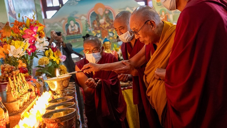 Seine Heiligkeit der Dalai Lama zündet eine Butterlampe im Tempel unter der Großen Buddha-Statue in Stok, Leh, Ladakh, Indien am 31. Juli 2023 an. Foto: Tenzin Choejor