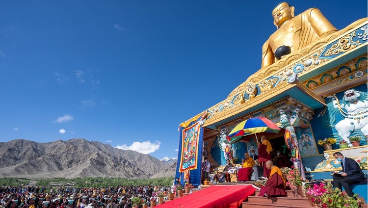 Seine Heiligkeit der Dalai Lama spricht zu der Menge, die sich bei der Großen Buddha-Statue in Stok, Leh, Ladakh, Indien am 31. Juli 2023 versammelt hat. Foto: Tenzin Choejor