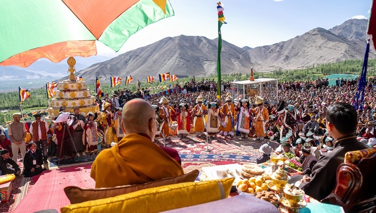 Eine lokale Tanzgruppe in traditioneller Kleidung führt während des Besuchs Seiner Heiligkeit des Dalai Lama an der Großen Buddha-Statue in Stok, Leh, Ladakh, Indien am 31. Juli 2023 auf. Foto: Tenzin Choejor