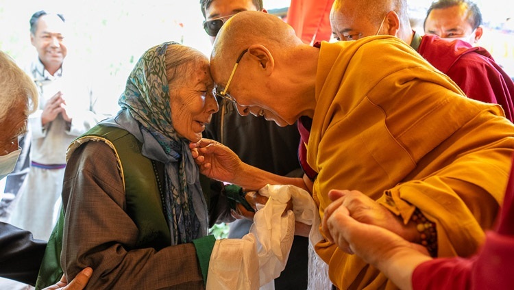 Seine Heiligkeit der Dalai Lama tauscht Grüße mit der Stok Gyalmo bei seiner Ankunft in ihrem Wohnsitz in Stok, Leh, Ladakh, Indien am 31. Juli 2023 aus. Foto: Tenzin Choejor