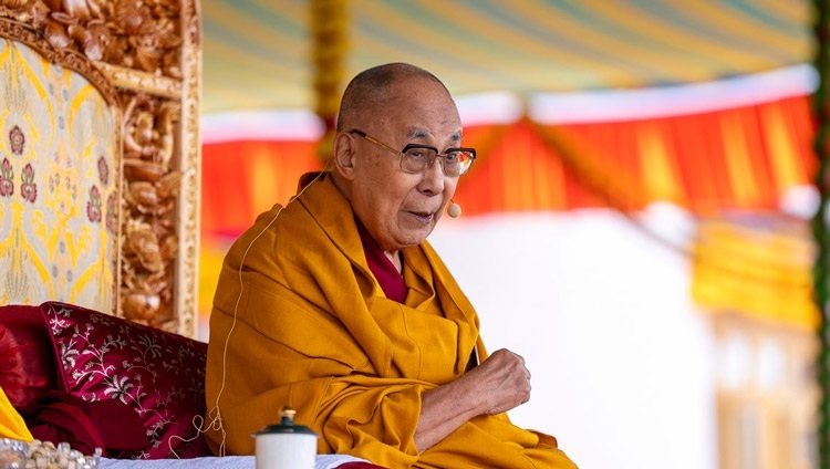 Seine Heiligkeit der Dalai Lama spricht zu den Anwesenden anlässlich des Goldenen Jubiläums der Lamdon Model Senior Secondary School in Leh, Ladakh, Indien, 7. August 2023. Foto: Tenzin Choejor