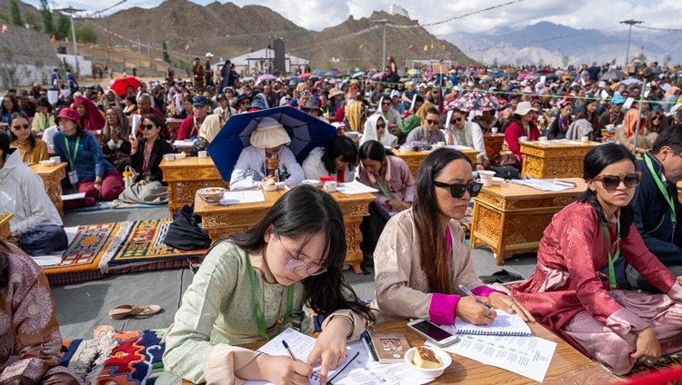 Schüler machen sich Notizen während der Lehre Seiner Heiligkeit des Dalai Lama anlässlich des Goldenen Jubiläums der Lamdon Model Senior Secondary School in Leh, Ladakh, Indien, 7. August 2023. Foto: Tenzin Choejor