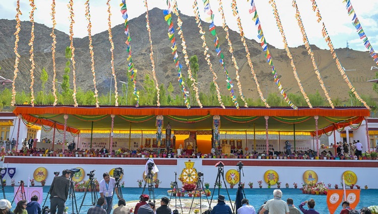Ein Blick auf die Bühne während des Vortrags Seiner Heiligkeit des Dalai Lama anlässlich des Goldenen Jubiläums der Lamdon Model Senior Secondary School in Leh, Ladakh, Indien, 7. August 2023. Foto: Ven Zamling Norbu