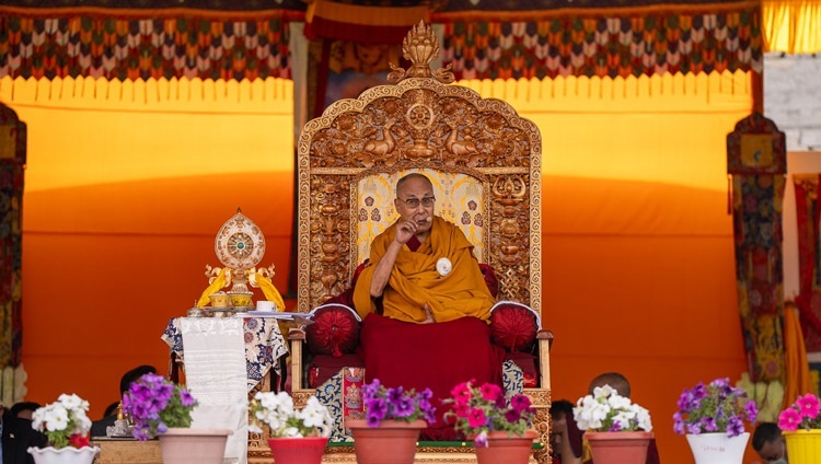 Seine Heiligkeit der Dalai Lama spricht zu den Teilnehmenden anlässlich des Goldenen Jubiläums der Lamdon Model Senior Secondary School in Leh, Ladakh, Indien, 7. August 2023. Foto: Tenzin Choejor