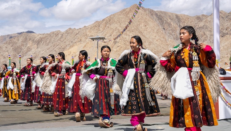 Schülerinnen und Schüler führen während der Feier zum Goldenen Jubiläum der Lamdon Model Senior Secondary School eine traditionelle Gesangs- und Tanzdarbietung auf. In Leh, Ladakh, Indien, 7. August 2023. Foto: Tenzin Choejor