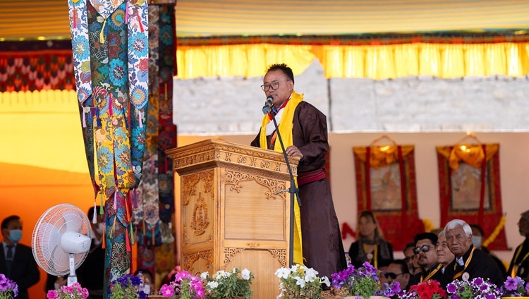 Der Schulleiter, Stanzin Dawa, sprach zum Abschluss der Feier zum Goldenen Jubiläum der Lamdon Model Senior Secondary School Dankesworte aus. In Leh, Ladakh, Indien, 7. August 2023. Foto: Tenzin Choejor