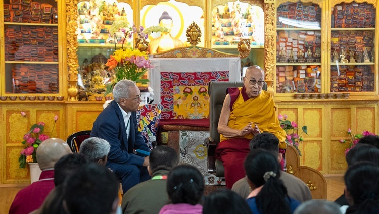 Seine Heiligkeit der Dalai Lama trifft sich mit Kernmitgliedern des SEE Learning Teams in Ladakh in seinem Wohnsitz in Shewatsel. In Leh, Ladakh, Indien, 10. August 2023. Foto: Tenzin Choejor
