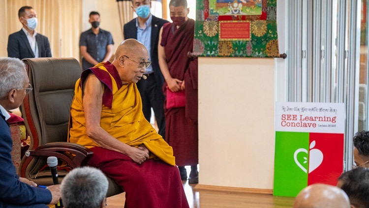 Seine Heiligkeit der Dalai Lama spricht zu Kernmitgliedern des SEE Learning Teams in Ladakh in seinem Wohnsitz in Shewatsel. In Leh, Ladakh, Indien, 10. August 2023. Foto: Tenzin Choejor