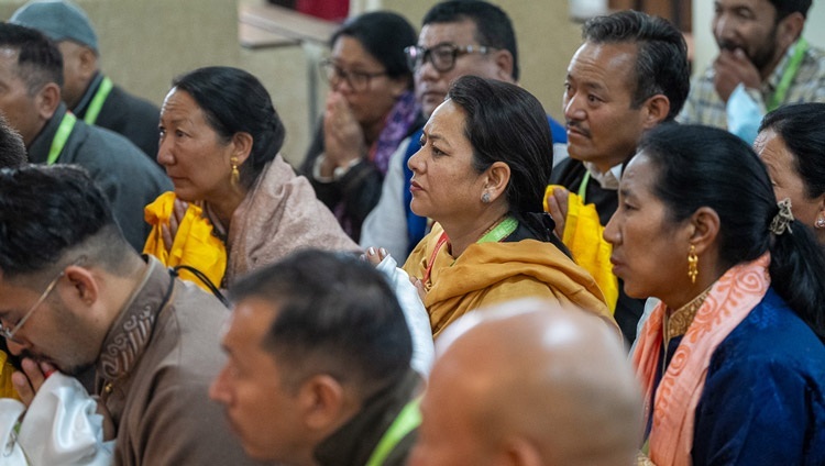 Teilnehmende lauschen Seiner Heiligkeit dem Dalai Lama bei seinem Treffen mit den Kernmitgliedern des SEE Learning Teams in seinem Wohnsitz in Shewatsel. In Leh, Ladakh, Indien, 10. August 2023. Foto: Tenzin Choejor