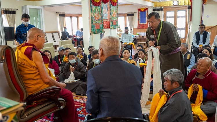 Ein Teilnehmer stellt Seiner Heiligkeit dem Dalai Lama eine Frage während seines Treffens mit den Kernmitgliedern des SEE Learning Teams in seinem Wohnsitz in Shewatsel. In Leh, Ladakh, Indien, 10. August 2023. Foto: Tenzin Choejor