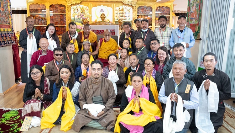 Seine Heiligkeit der Dalai Lama posiert für ein Gruppenfoto mit den Kernmitgliedern des SEE Learning Teams in Ladakh nach ihrem Treffen in seinem Wohnsitz in Shewatsel. In Leh, Ladakh, Indien, 10. August 2023. Foto: Tenzin Choejor
