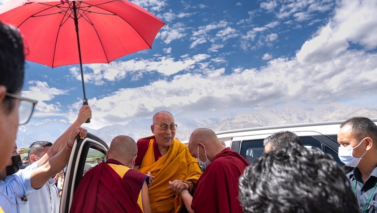  Seine Heiligkeit der Dalai Lama kommt am Sindhu Ghat an, um an einem Abschiedsmittagessen teilzunehmen, das vom Ladakh Autonomous Hill Development Council (LAHDC) in Leh, Ladakh, Indien am 16. August 2023 angeboten wird. Foto von Tenzin Choejor