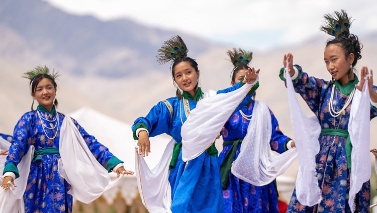 Schulkinder führen einen traditionellen Tanz beim Abschiedsmittagessen für Seine Heiligkeit den Dalai Lama am Sindhu Ghat in Leh, Ladakh, Indien am 16. August 2023 auf. Foto von Tenzin Choejor