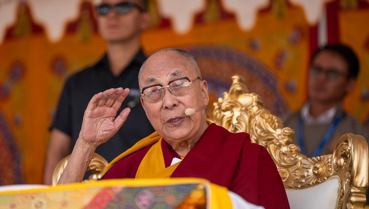 Seine Heiligkeit der Dalai Lama spricht zu den Anwesenden beim Abschiedsmittagessen, das vom Ladakh Autonomous Hill Development Council (LAHDC) am Sindhu Ghat in Leh, Ladakh, Indien am 16. August 2023 angeboten wird. Foto von Tenzin Choejor