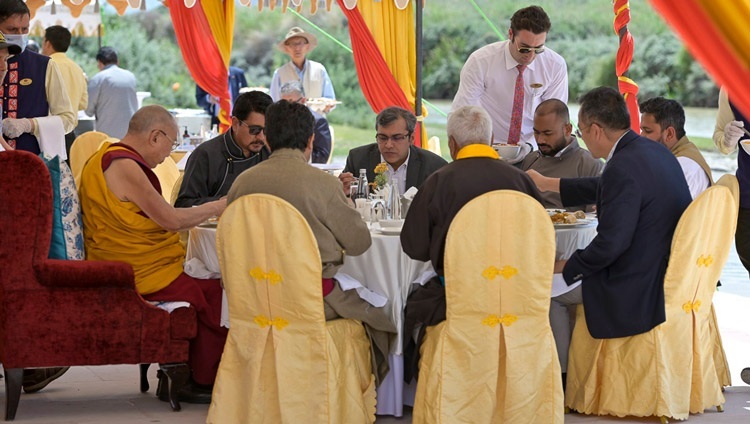 Seine Heiligkeit der Dalai Lama gesellt sich zu besonderen Gästen und Würdenträgern für ein Abschiedsmittagessen, das vom Ladakh Autonomous Hill Development Council (LAHDC) am Sindhu Ghat in Leh, Ladakh, Indien am 16. August 2023 angeboten wird. Foto von Tenzin Choejor