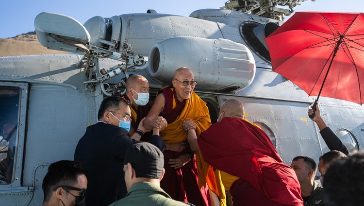 Seine Heiligkeit der Dalai Lama bei der Ankunft auf dem Hubschrauberlandeplatz in der Nähe des Lehrgeländes in Khaltse, Ladakh, Indien am 18. August 2023. Foto: Tenzin Choejor