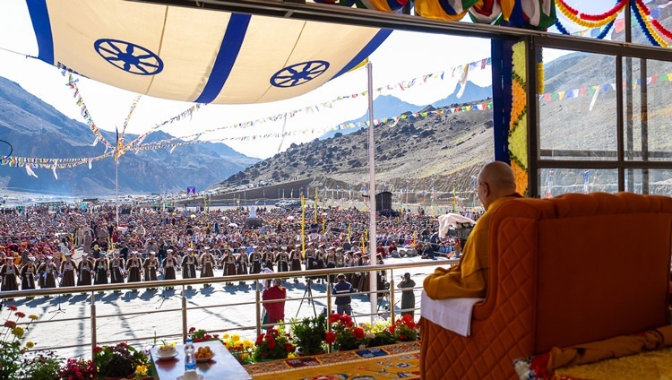 Seine Heiligkeit der Dalai Lama sieht sich kulturelle Darbietungen während der Begrüßungszeremonie auf dem Lehrgelände in Khaltse, Ladakh, Indien am 18. August 2023 an. Foto: Tenzin Choejor