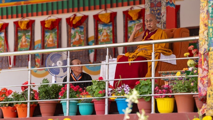 Seine Heiligkeit der Dalai Lama spricht zur Menge auf dem Lehrgelände in Khaltse, Ladakh, Indien am 18. August 2023. Foto: Tenzin Choejor