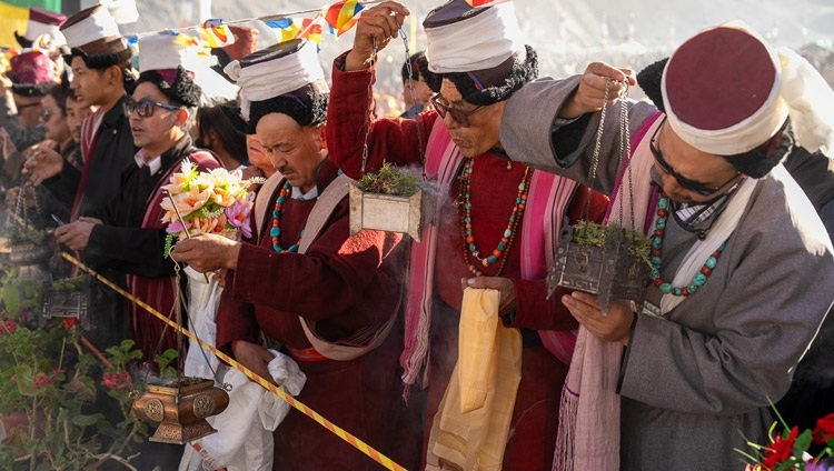 Eine Menschenmenge säumt die Straße und wartet mit Blumen und Weihrauch auf die Ankunft Seiner Heiligkeit des Dalai Lama auf dem Lehrgelände in Khaltse, Ladakh, Indien am 19. August 2023. Foto: Tenzin Choejor