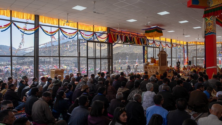 Blick aus dem Inneren des Lehrpavillons während der Belehrungen Seiner Heiligkeit des Dalai Lama in Khaltse, Ladakh, Indien am 19. August 2023. Foto: Tenzin Choejor