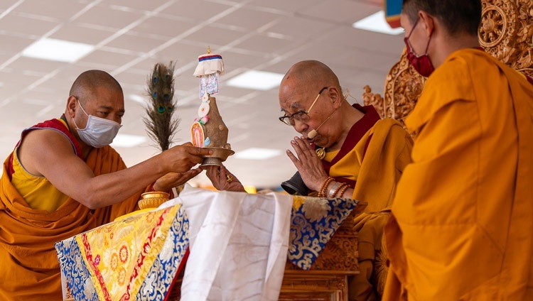 Seine Heiligkeit der Dalai Lama bei der Verleihung einer Ermächtigung für ein langes Leben auf dem Lehrgelände in Khaltse, Ladakh, Indien am 19. August 2023. Foto: Tenzin Choejor