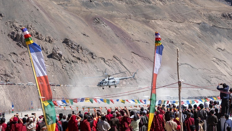 Der Hubschrauber Seiner Heiligkeit des Dalai Lama hebt nach Beendigung seiner Belehrungen auf dem Lehrgelände in Khaltse, Ladakh, Indien, am 19. August 2023 nach Leh ab. Foto: Tenzin Choejor