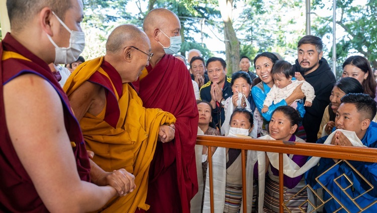 Seine Heiligkeit der Dalai Lama bei der Ankunft im tibetischen Haupttempel am zweiten Tag der Unterweisungen. In Dharamsala, HP, Indien am 6. September 2023. Foto: Tenzin Choejor