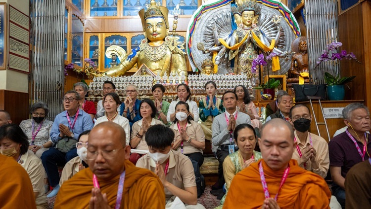 Teilnehmende aus südostasiatischen Ländern auf der Bühne während des zweiten Tages der Unterweisungen Seiner Heiligkeit des Dalai Lama im tibetischen Haupttempel in Dharamsala, HP, Indien am 6. September 2023. Foto: Tenzin Choejor