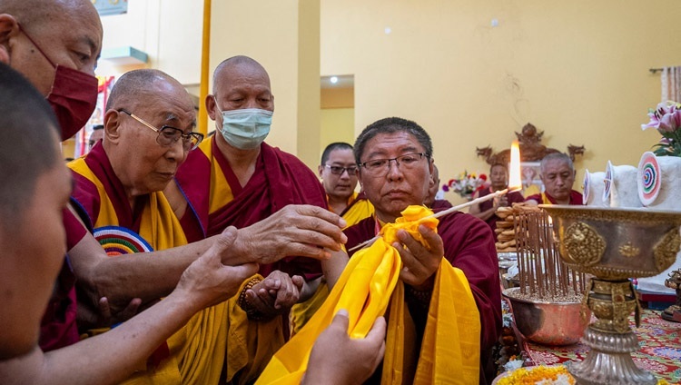  Seine Heiligkeit der Dalai Lama entzündet eine Lampe bei der Einweihung des Khamgar Druk Dharmakara College in Tashi Jong, Himachal Pradesh, Indien, am 27. September 2023. Foto: Ehrw. Tenzin Jamphel.