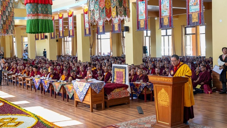  Khamtrul Rinpoche hält seine Ansprache bei der Einweihung des Khamgar Druk Dharmakara College in Tashi Jong, Himachal Pradesh, Indien, am 27. September 2023. Foto: Ehrw. Tenzin Jamphel
