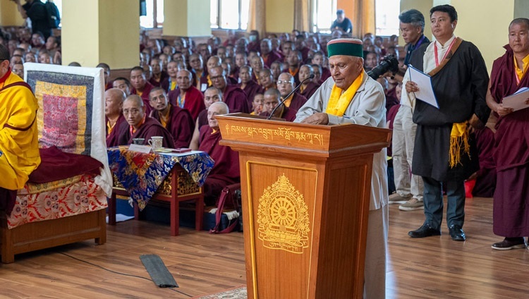 Kishori Lal, das örtliche Mitglied der Legislative Versammlung (MLA), spricht vor der Menschenmenge bei der Einweihung des Khamgar Druk Dharmakara College in Tashi Jong, Himachal Pradesh, Indien, am 27. September 2023. Foto: Ehrw. Tenzin Jamphel