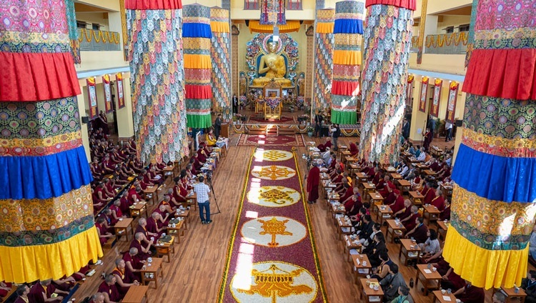  Ein Blick auf die Hauptaula des Khamgar Druk Dharmakara College während der Einweihungszeremonie in Tashi Jong, Himachal Pradesh, Indien, am 27. September 2023. Foto: Ehrw. Tenzin Jamphel