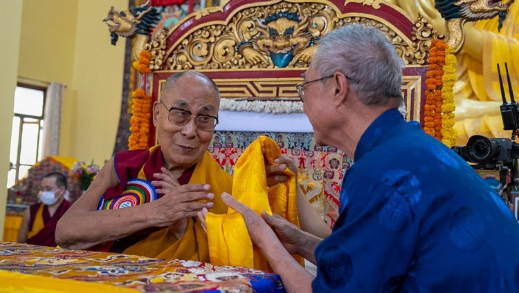  Seine Heiligkeit der Dalai Lama bedankt sich bei den Unterstützern des Khamgar Druk Dharmakara College während der Einweihungszeremonie in Tashi Jong, Himachal Pradesh, Indien, am 27. September 2023. Foto: Ehrw. Tenzin Jamphel