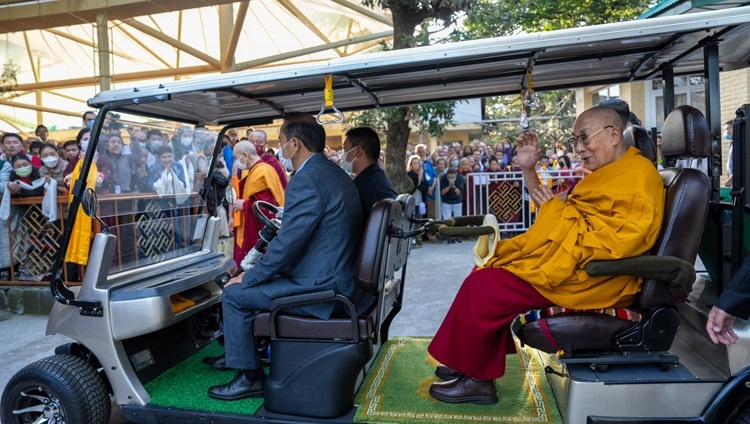 Seine Heiligkeit der Dalai Lama bei der Ankunft im Hof des tibetischen Haupttempels auf dem Weg zur Erteilung einer Chenrezig-Ermächtigung am dritten Tag der von Taiwanesen gewünschten Unterweisungen in Dharamsala, HP, Indien am 4. Oktober 2023. Foto von Tenzin Choejor