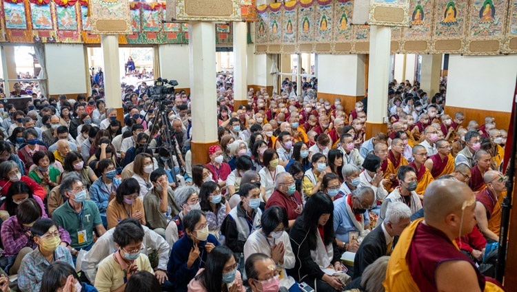 Ein Blick in das Innere des tibetischen Haupttempels am dritten Tag der Unterweisungen, um die Taiwanesen im tibetischen Haupttempel in Dharamsala, Indien, am 4. Oktober 2023 gebeten haben. Foto: Tenzin Choejor