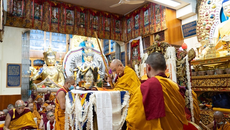 Seine Heiligkeit der Dalai Lama verleiht am dritten Tag der von Taiwanesen gewünschten Unterweisungen im tibetischen Haupttempel in Dharamsala, HP, Indien, am 4. Oktober 2023 eine Chenrezig-Ermächtigung. Foto: Tenzin Choejor